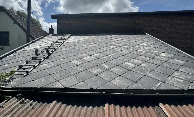 Petite réalisation de démoussage, nettoyage et entretien complet de toiture de garage en fibro-ciment ardoise, Arras, LGF CLEANER
